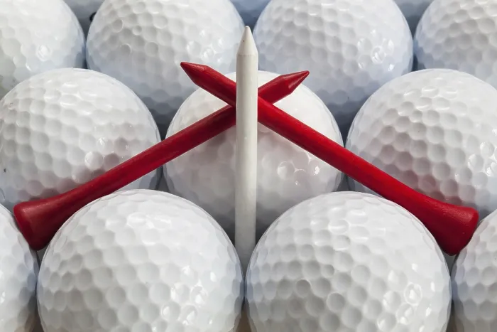 Gerahmter Druck : Weißer Golfball und verschiedene Teeboxen Gerahmter Druck : Weißer Golfball und verschiedene Teeboxen