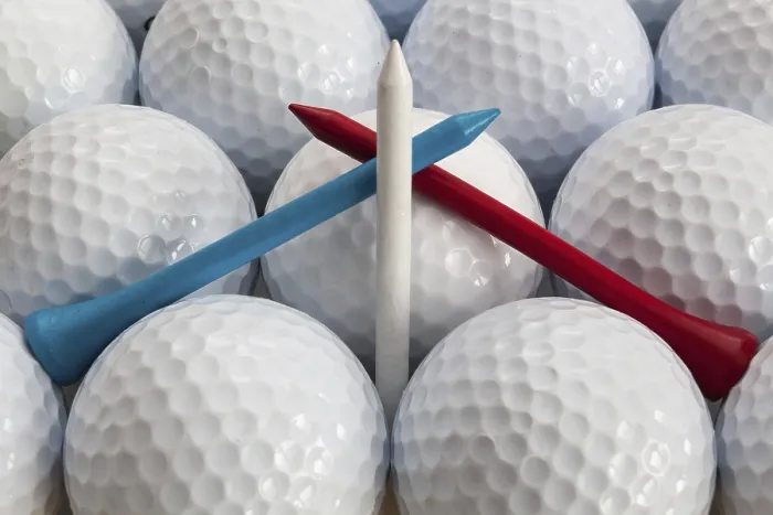 Gerahmter Druck : Weiße Golfbälle und verschiedene Teeboxen Gerahmter Druck : Weiße Golfbälle und verschiedene Teeboxen