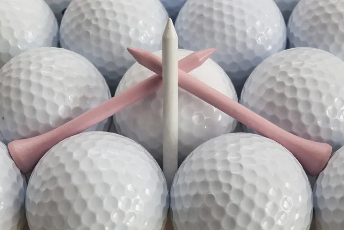 Gerahmter Druck : Weißer Golfball und verschiedene Teeboxen Gerahmter Druck : Weißer Golfball und verschiedene Teeboxen
