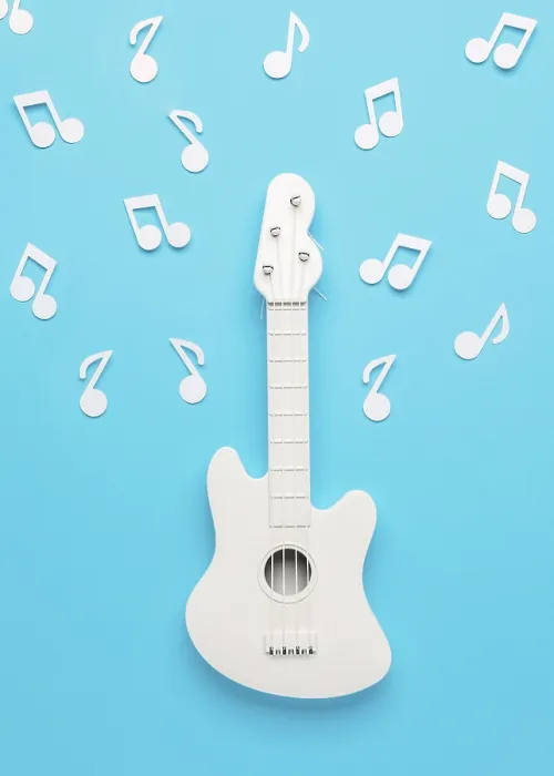 Gerahmter Druck : Weißer Gitarren mit Musiknoten. Gerahmter Druck : Weißer Gitarren mit Musiknoten.