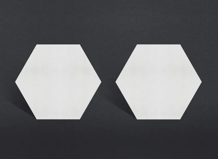 Gerahmter Druck : Zwei weiße hexagonale Papiere, die auf einem dunklen Hintergrund angezeigt werden. Gerahmter Druck : Zwei weiße hexagonale Papiere, die auf einem dunklen Hintergrund angezeigt werden.