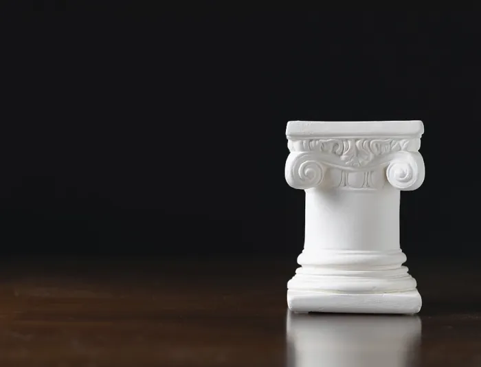 Gerahmter Druck : Weißer ionischer Design-Spalt auf dunklem Hintergrund. Gerahmter Druck : Weißer ionischer Design-Spalt auf dunklem Hintergrund.