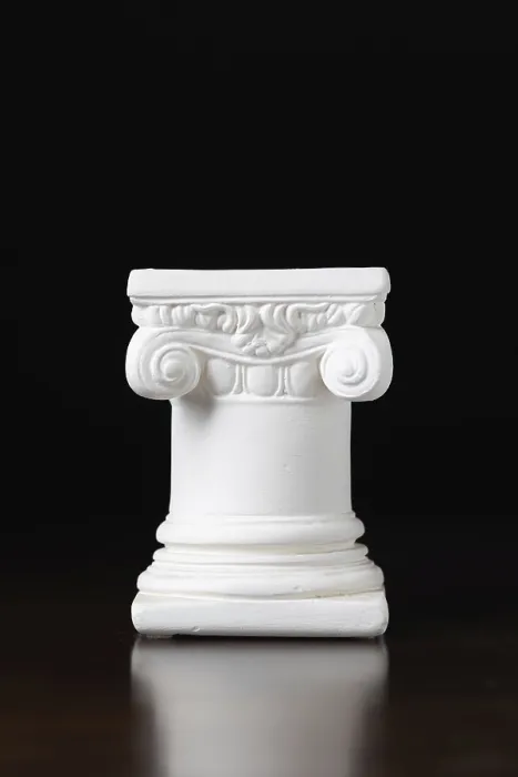 Gerahmter Druck : Weißer ionischer Design-Spalt auf dunklem Hintergrund. Gerahmter Druck : Weißer ionischer Design-Spalt auf dunklem Hintergrund.
