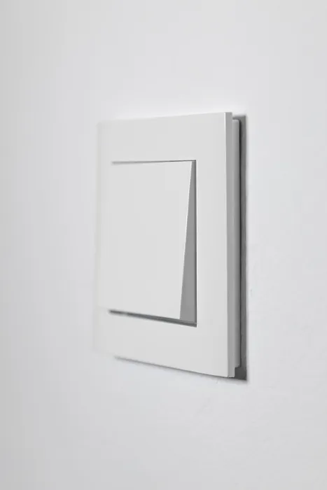 Gerahmter Druck : Weißer Lichtschalter auf einer weißen Wand. Gerahmter Druck : Weißer Lichtschalter auf einer weißen Wand.