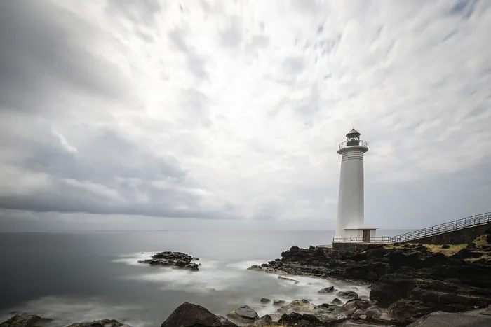 Gerahmter Druck : Weißer Leuchtturm an einer steilen Küste. Gerahmter Druck : Weißer Leuchtturm an einer steilen Küste.