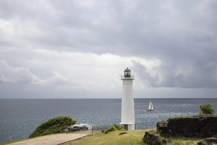 Gerahmter Druck : Weißer Leuchtturm auf steilem Küstenabschnitt. Gerahmter Druck : Weißer Leuchtturm auf steilem Küstenabschnitt.