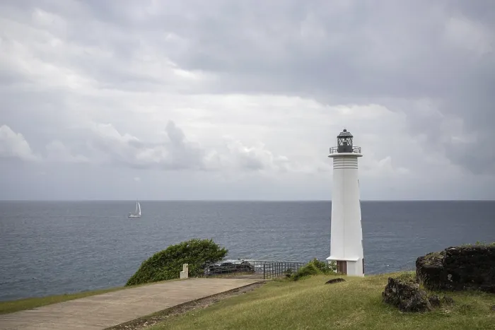 Gerahmter Druck : Weißer Leuchtturm an steilem Küstenabschnitt. Gerahmter Druck : Weißer Leuchtturm an steilem Küstenabschnitt.
