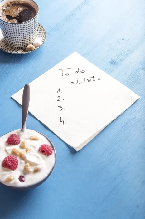 Gerahmter Druck : Weißer Serviettenstoff mit einem Entwurf einer To-do-Liste. Gerahmter Druck : Weißer Serviettenstoff mit einem Entwurf einer To-do-Liste.