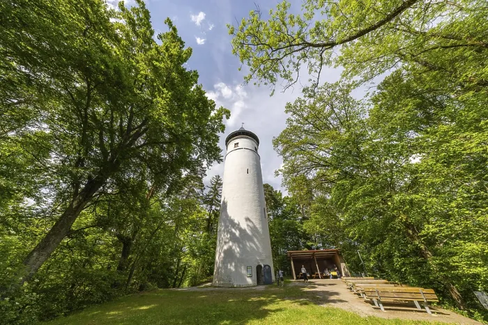 Gerahmter Druck : Ein weißer Beobachtungsturm in einem Park. Gerahmter Druck : Ein weißer Beobachtungsturm in einem Park.