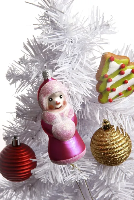 Gerahmter Druck : Weißer Kunststoff-Weihnachtsbaum, zusammenklappbar. Gerahmter Druck : Weißer Kunststoff-Weihnachtsbaum, zusammenklappbar.