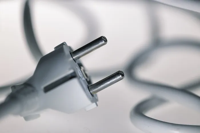 Gerahmter Druck : Weißer Stecker, Schuko-Stecker mit verknäultem Stromkabel. Gerahmter Druck : Weißer Stecker, Schuko-Stecker mit verknäultem Stromkabel.