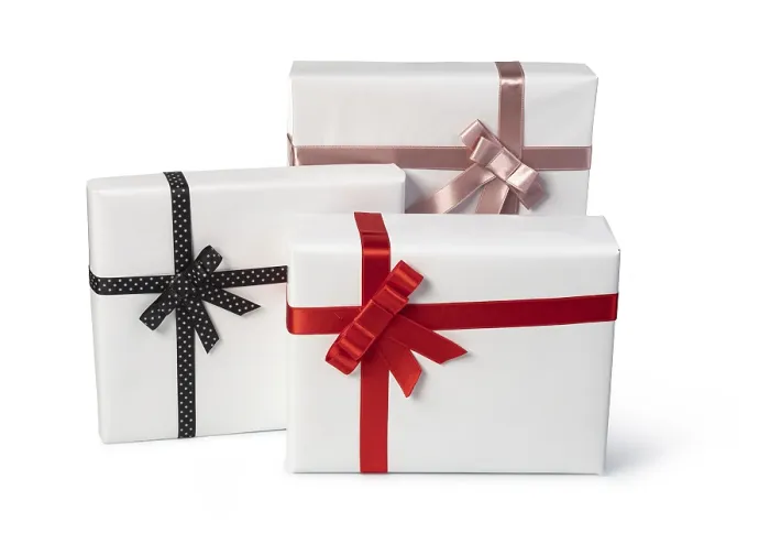 Gerahmter Druck : Weißes Geschenkpapier in Kartons mit Schleife. Gerahmter Druck : Weißes Geschenkpapier in Kartons mit Schleife.