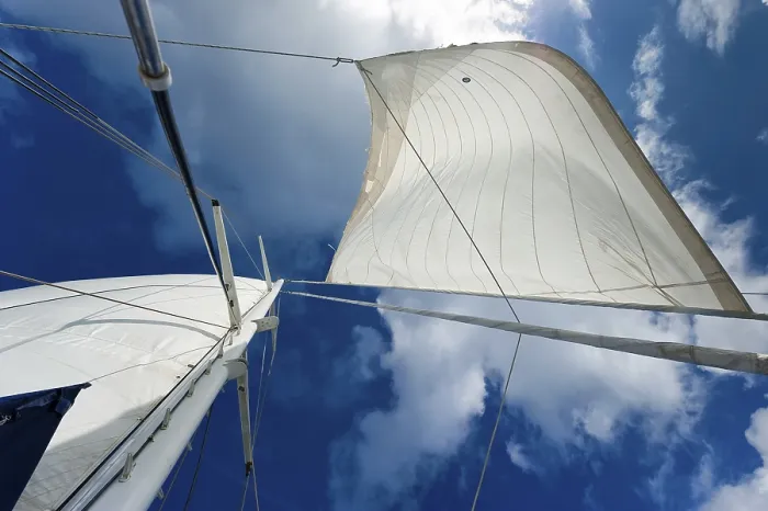 Gerahmter Druck : Weißes Segel eines Segelschiffs im Sonnenlicht. Gerahmter Druck : Weißes Segel eines Segelschiffs im Sonnenlicht.