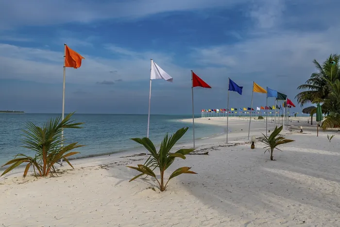 Gerahmter Druck : Weißer Sandstrand mit vielen Flaggen. Gerahmter Druck : Weißer Sandstrand mit vielen Flaggen.