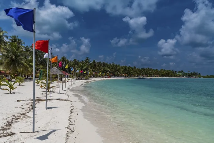 Gerahmter Druck : Weiße Sandstrand mit vielen Flaggen. Gerahmter Druck : Weiße Sandstrand mit vielen Flaggen.