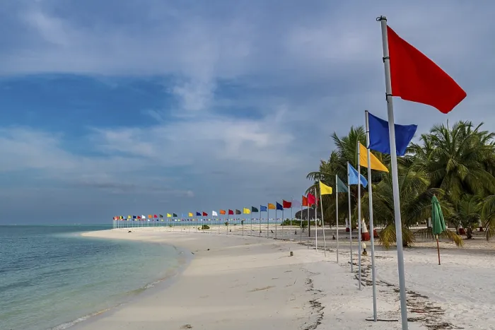 Gerahmter Druck : Weiße Sandstrand mit vielen Flaggen. Gerahmter Druck : Weiße Sandstrand mit vielen Flaggen.