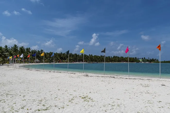 Gerahmter Druck : Weißer Sandstrand mit vielen Flaggen. Gerahmter Druck : Weißer Sandstrand mit vielen Flaggen.