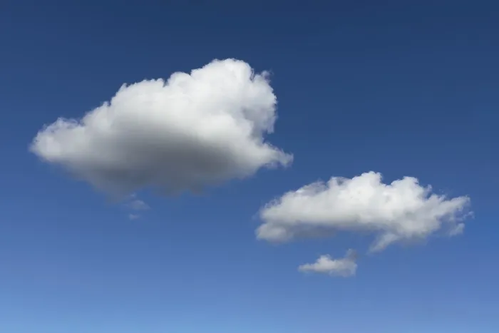 Gerahmter Druck : Weißer Stratocumulus gegen blauen Himmel. Gerahmter Druck : Weißer Stratocumulus gegen blauen Himmel.