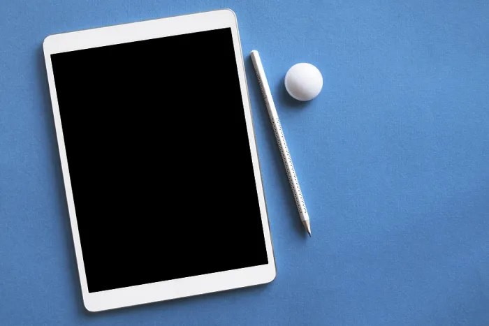 Gerahmter Druck : Weißer Tablettenstift blauer Oberfläche Gerahmter Druck : Weißer Tablettenstift blauer Oberfläche