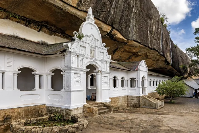 Gerahmter Druck : Weißes Tempel in den Fels gebaut. Gerahmter Druck : Weißes Tempel in den Fels gebaut.