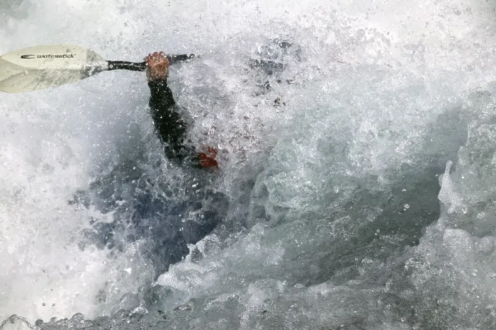 Gerahmter Druck : Weißwasser-Kajakfahren Gerahmter Druck : Weißwasser-Kajakfahren