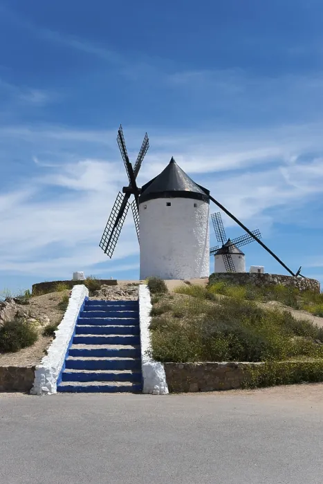 Gerahmter Druck : Weißer Windmühlenflügel gegen einen blauen Himmel. Gerahmter Druck : Weißer Windmühlenflügel gegen einen blauen Himmel.