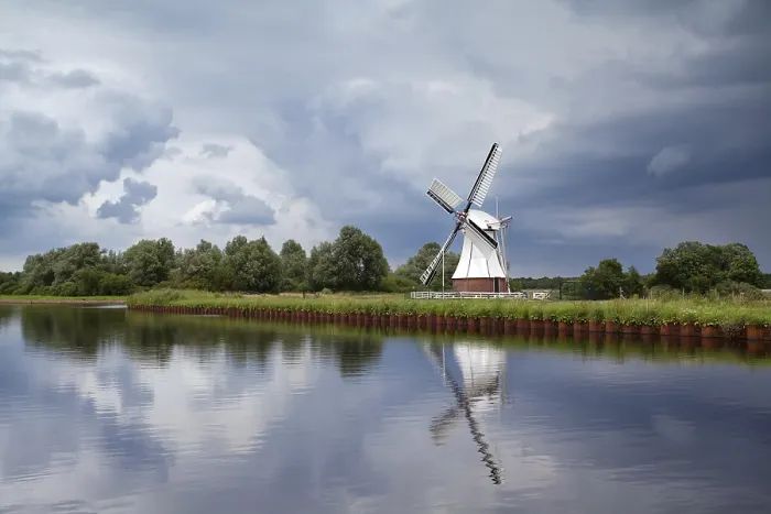 Gerahmter Druck : Weißer Windmühlenkahn über bewölktem Himmel, Niederlande. Gerahmter Druck : Weißer Windmühlenkahn über bewölktem Himmel, Niederlande.