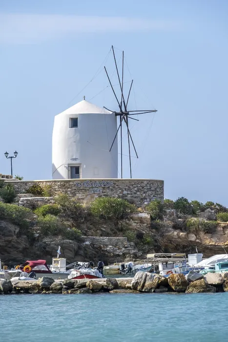 Gerahmter Druck : Weißer Windmühlenkahn am Hafen, Paros. Gerahmter Druck : Weißer Windmühlenkahn am Hafen, Paros.