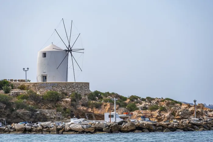 Gerahmter Druck : Weißer Windmühlenkahn am Hafen von Paros, Paros, Kykladen, Ägäisches Meer, Griechenland Gerahmter Druck : Weißer Windmühlenkahn am Hafen von Paros, Paros, Kykladen, Ägäisches Meer, Griechenland