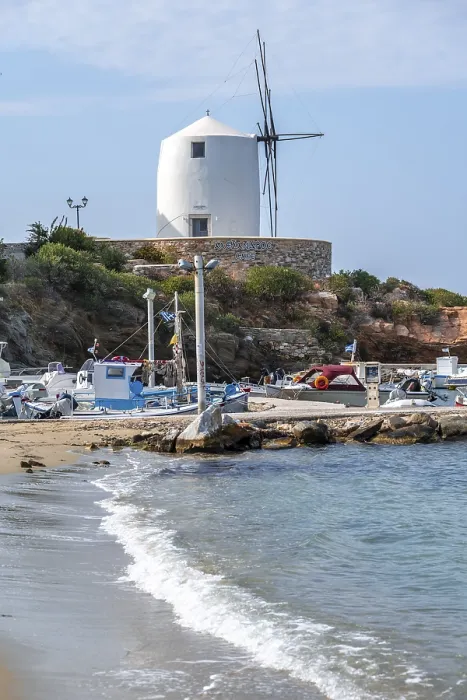 Gerahmter Druck : Weißer Windmühlenkahn am Hafen, Paros