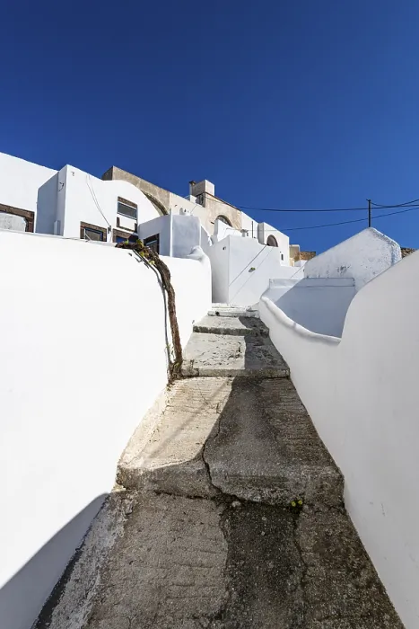 Gerahmter Druck : Weißgetünchte Architektur in Pyrgos. Gerahmter Druck : Weißgetünchte Architektur in Pyrgos.