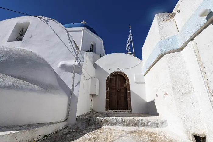 Gerahmter Druck : Weißgetünchte Architektur in Pyrgos. Gerahmter Druck : Weißgetünchte Architektur in Pyrgos.