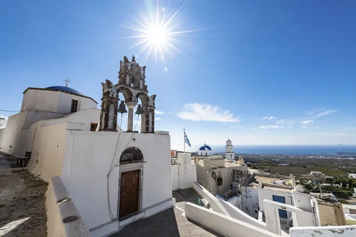 Gerahmter Druck : Weißgetünchte Architektur in Pyrgos. Gerahmter Druck : Weißgetünchte Architektur in Pyrgos.
