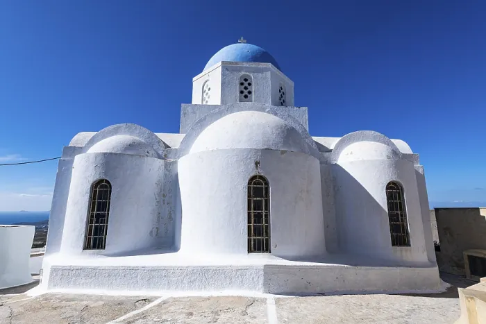 Gerahmter Druck : Weißgetünchte Architektur in Pyrgos. Gerahmter Druck : Weißgetünchte Architektur in Pyrgos.