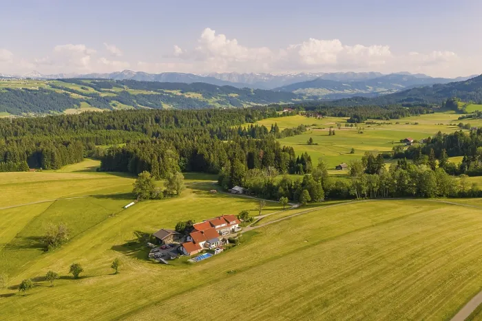 Gerahmter Druck : Breite Landschaft mit einem Bauernhof und Feldern. Gerahmter Druck : Breite Landschaft mit einem Bauernhof und Feldern.