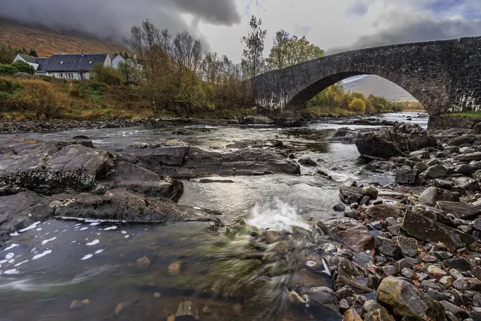 Gerahmter Druck : Wildes Fluss, Strömung, Steinbrücke Gerahmter Druck : Wildes Fluss, Strömung, Steinbrücke