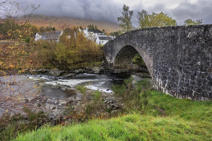 Gerahmter Druck : Wildes Fluss, Strudel, Steinbrücke Gerahmter Druck : Wildes Fluss, Strudel, Steinbrücke