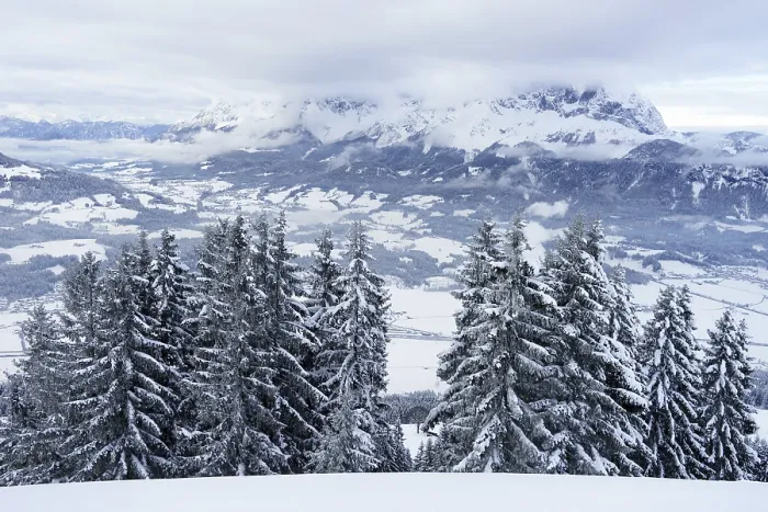 Gerahmter Druck : Wilder Kaiser im Winter in den Wolken. Gerahmter Druck : Wilder Kaiser im Winter in den Wolken.