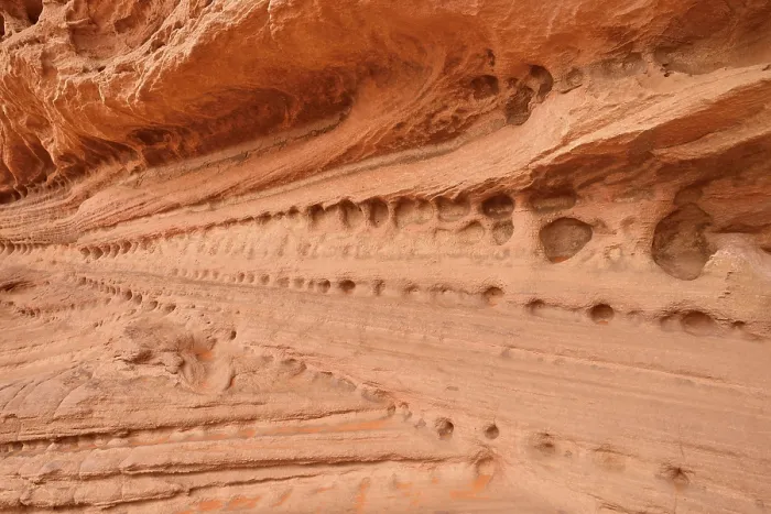 Gerahmter Druck : Wind erosions auf weichen Sandsteinlagen. Gerahmter Druck : Wind erosions auf weichen Sandsteinlagen.
