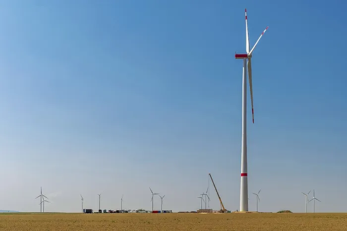 Gerahmter Druck : Windgenerator, Kran, Landschaft Gerahmter Druck : Windgenerator, Kran, Landschaft