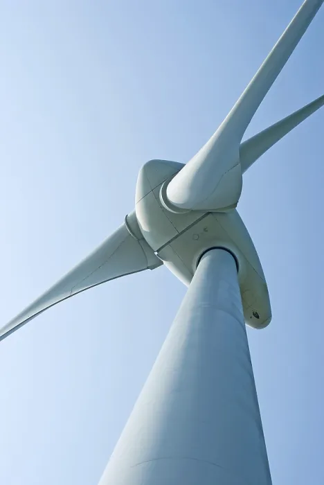 Gerahmter Druck : Windkraftanlage unter blauem Himmel.