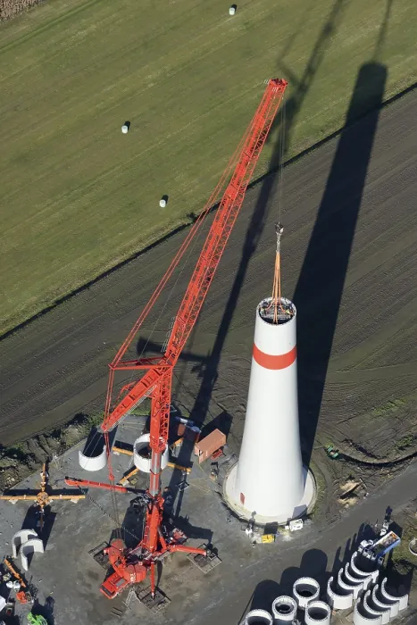 Gerahmter Druck : Windkraftanlage im Bau. Gerahmter Druck : Windkraftanlage im Bau.