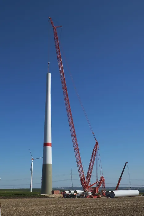Gerahmter Druck : Windturbinen, im Bau. Gerahmter Druck : Windturbinen, im Bau.
