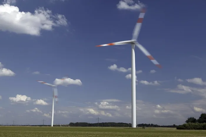 Gerahmter Druck : Windräder laufen. Gerahmter Druck : Windräder laufen.