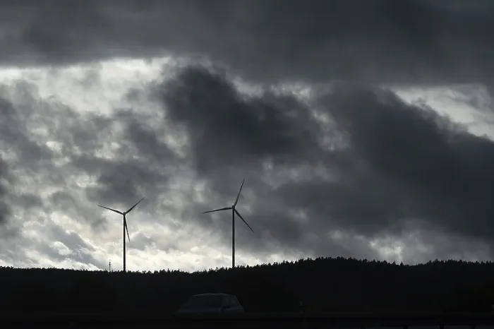 Gerahmter Druck : Windräder in Gewitterregen. Gerahmter Druck : Windräder in Gewitterregen.