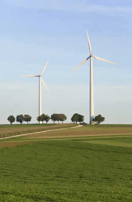 Gerahmter Druck : Zwei Windräder auf einem Hügel Gerahmter Druck : Zwei Windräder auf einem Hügel