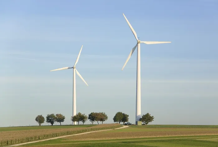 Gerahmter Druck : Zwei Windräder auf einem Hügel. Gerahmter Druck : Zwei Windräder auf einem Hügel.