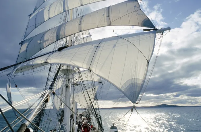 Gerahmter Druck : Windjammer unter Segeltuch Gerahmter Druck : Windjammer unter Segeltuch