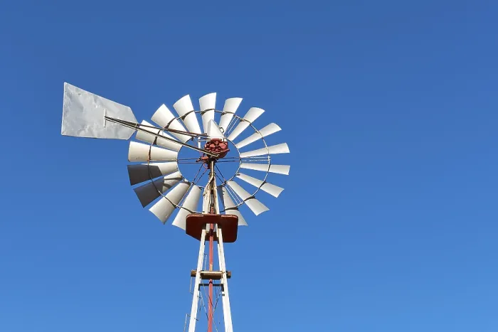 Gerahmter Druck : Windmühle in der Nähe, Bewässerungswindmühle. Gerahmter Druck : Windmühle in der Nähe, Bewässerungswindmühle.