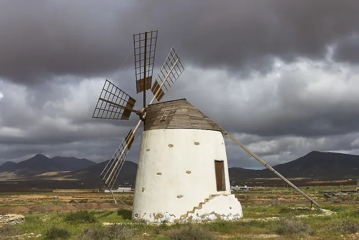 Gerahmter Druck : Windmühle, bewölkter Himmel, seitwärts. Gerahmter Druck : Windmühle, bewölkter Himmel, seitwärts.